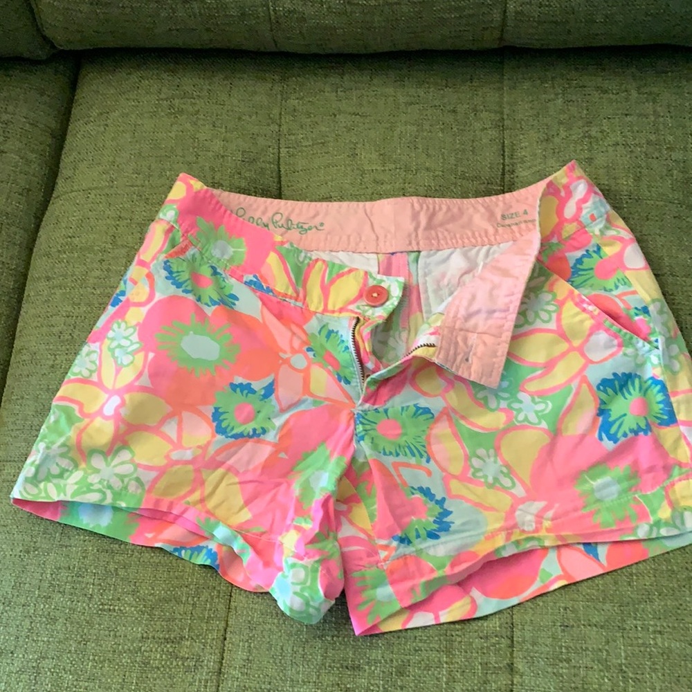 Lilly Pulitzer floral Callahan shorts size 4.